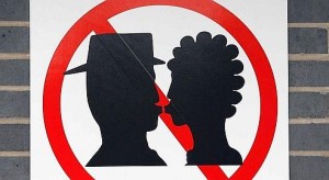 couple qui s'embrasse panneau interdit
