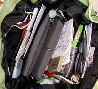 L'homme et le sac à main