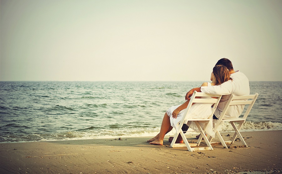 couple-amoureux-sur-la-plage