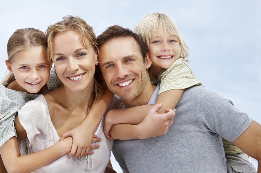 famille-heureuse-mariage