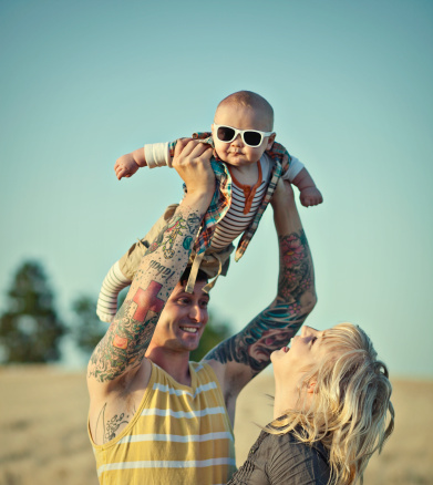 bebe-qui-a-du-caractere-papa-qui-hisse-son-bebe-au-dessus-de-sa-tete