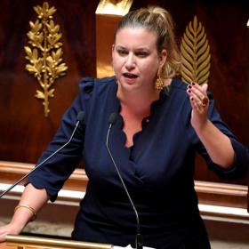 « Comment pourrions-nous vous faire confiance alors que vous faites confiance à Emmanuel Macron ? » : Mathilde Panot attaque François Bayrou