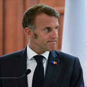 Derrière Emmanuel Macron, sa mère vivrait une réalité beaucoup plus lourde qu’on ne l’imagine