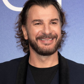 Michael Youn perd une dent en vacances, Rayane Bensetti s’en amuse
