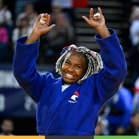 « On peut faire 120 kg et être belle » : la championne de judo Romane Dicko s'affiche en lingerie sans complexes