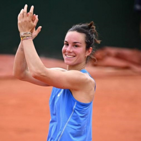 "Le public me donne beaucoup de force" : la folle ascension de Loïs Boisson se poursuit en demi-finale de Rolland-Garros