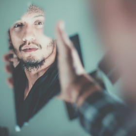 Le looksmaxxing, cette tendance TikTok qui inquiète les experts de la santé mentale