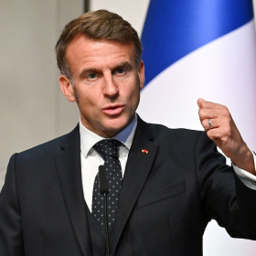 Elle défend Emmanuel Macron mais ne mâche pas ses mots sur son entourage à l’Élysée