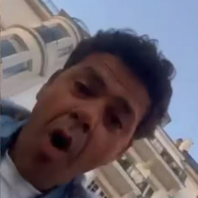 Scène surréaliste à Paris : un poisson géant surgit de la Seine devant Jamel Debbouze