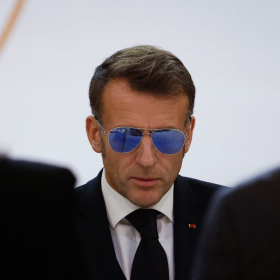 Lunettes de soleil, tension politique et buzz mondial : les coulisses d’un moment qui a échappé à Emmanuel Macron