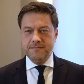 Caroline Roux au cœur du duel Payan-Allisio : les coulisses d’un débat sous haute tension sur France 2