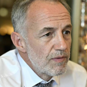 Emmanuel Grégoire en tête à Paris avec 36,5 %, Rachida Dati et Sophia Chikirou derrière dans les premières estimations