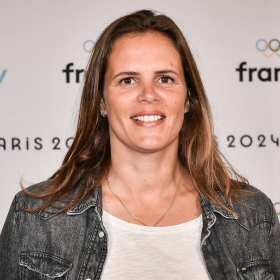 “C’était comme ma fille” : Philippe Lucas bouleversé, Laure Manaudou émue aux larmes dans un documentaire poignant