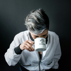 Santé : pourquoi vos cheveux blancs pourraient être une arme naturelle contre une maladie grave