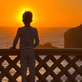 À la montagne, Archie révèle déjà une étonnante aisance : ce que fait le fils de Harry intrigue