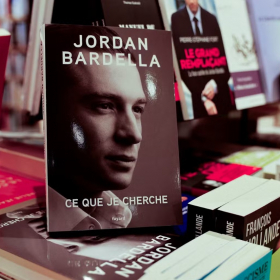 Jordan Bardella dans la tourmente : son livre offert aux donateurs du RN épinglé par le Fisc