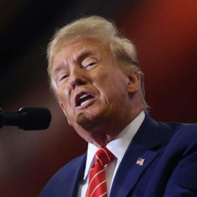 « Il se fait maltraiter par sa femme » : pourquoi cette attaque de Trump vise bien plus que Macron