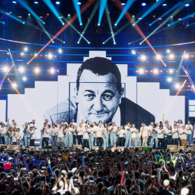 « Ce sont des collègues de paillettes » : virée des Enfoirés depuis 4 ans, cette célèbre chanteuse tacle tous ses anciens camarades