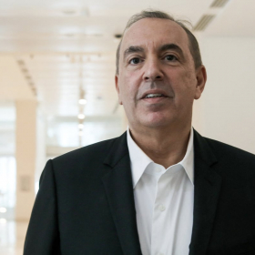 Jean-Marc Morandini torse nu aux Seychelles : son corps musclé (et photoshopé ?) fait de lui la risée des internautes