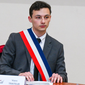 À 19 ans, il crée la surprise et s’impose dès le premier tour : le phénomène Yann Traiteur intrigue toute la France