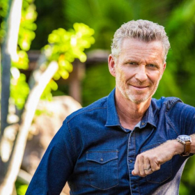 “Je ne pensais même pas à travailler” : Denis Brogniart brise le silence sur les drames qui ont failli tout arrêter dans Koh-Lanta