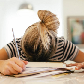 Les jeunes adultes seraient stressés pendant au moins 6 heures par jour pour ces 8 raisons