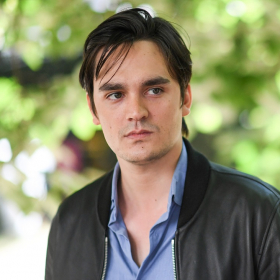 "Pourquoi vouloir lui balancer ces mots et ce venin ?" : la phrase d’Alain-Fabien Delon qui relance le malaise familial