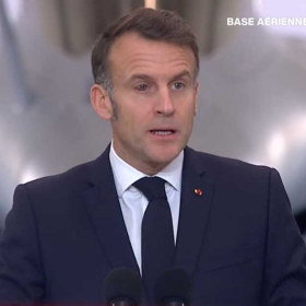 Pourquoi l'œil injecté de sang sur le visage d’Emmanuel Macron n’a laissé personne indifférent