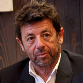Patrick Bruel interrompu et insulté en pleine pièce de théâtre à Paris : ce qui s’est passé au Théâtre Édouard VII