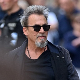 Bentley, vins rares et œuvres d’art : la vérité sur la fraude fiscale de Florent Pagny qui a bouleversé sa carrière