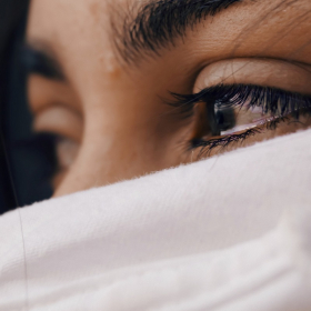 Voilà pourquoi on pleure quand on est en colère : le rôle thérapeutique des larmes expliqué par des psychologues