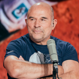 "Je dors comme un bébé" : coincé à Dubaï, Vincent Moscato lâche un tacle cinglant et raconte son quotidien au cœur des tensions