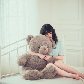 Dormir avec un doudou : 6 bonnes raisons de garder cette habitude même à l'âge adulte