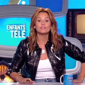 "Il a peur de la sextape" : l’arrivée explosive de Faustine Bollaert aux Enfants de la télé