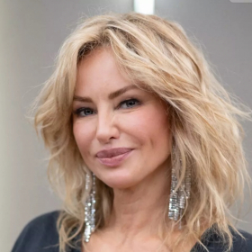 Adriana Karembeu éblouit à Cannes 2025 : sa robe à plumes fait sensation sur le tapis rouge