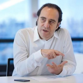 Ces contrats signés face à Xavier Niel qui ont coûté 1,3 million d’euros à un philatéliste de Poitiers