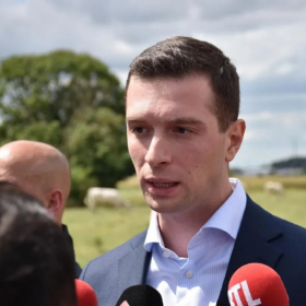 Jordan Bardella visé par un oeuf en plein déplacement : l’âge de l’auteur présumé choque les témoins