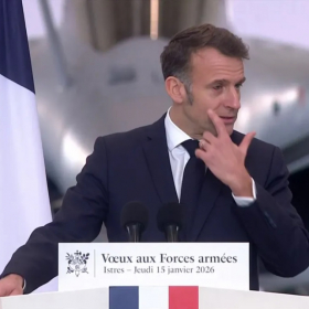 Ce moment précis où Emmanuel Macron comprend que son apparence va détourner l’attention