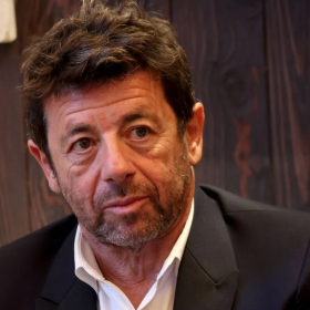 Les images de l’interruption au théâtre ont donné une autre ampleur à la soirée de Patrick Bruel