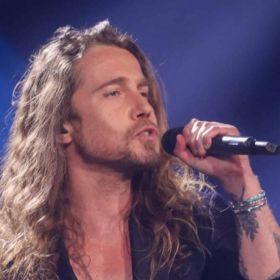 "Un cauchemar auditif" : violemment critiqué pour sa reprise de Lolita d’Alizée, Julien Doré finit par répondre