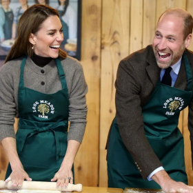 Le Prince William taquine Kate en pleine visite officielle au point de la faire éclater de rire, et on sait ce qu'il lui a dit