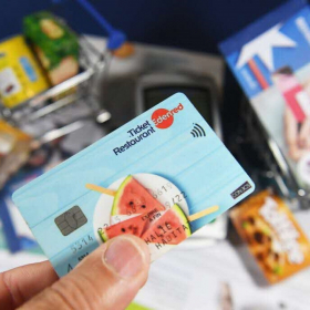 Bonne nouvelle : vous pourrez continuer à utiliser vos tickets restaurant pour faire vos courses après 2027
