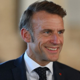 "Je dois te faire arrêter de fumer" : la réaction d’Emmanuel Macron à Giorgia Meloni fait le tour du monde