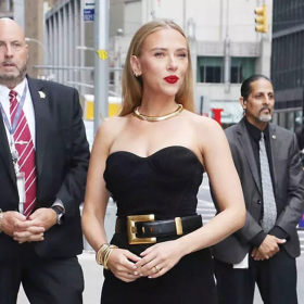 Scarlett Johansson lance la tendance des "soap nails" qui sera la manucure star de l’automne 2025 (et vous allez l'adorer)