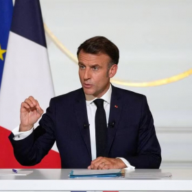 « Mode crise » activé : pourquoi Emmanuel Macron a passé le week-end entier au téléphone