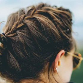 S'attacher les cheveux la nuit : est-ce une bonne ou une mauvaise idée ?