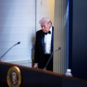 Tirs, évacuation puis “un bébé imminent” : cette séquence irréelle autour de Donald Trump trouble la Maison-Blanche