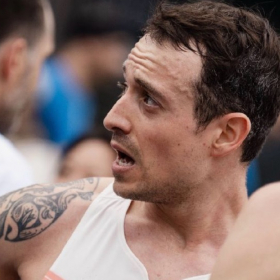Hugo Clément crée la surprise au semi-marathon de Paris : son chrono impressionnant fait réagir les coureurs