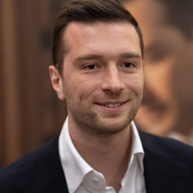 "C’est un message politique qui est calculé" : pourquoi la relation supposée de Jordan Bardella avec la princesse Maria Carolina fait autant réagir en coulisses