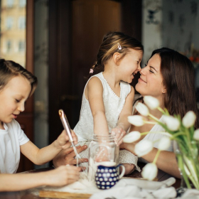 C'est prouvé : les mamans de 3 à 4 enfants vieillissent beaucoup moins vite que les autres !